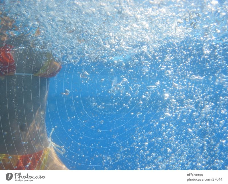 underwater Frau Bikini Unterwasseraufnahme Luftblase Schwimmbad blau Wasser Canon