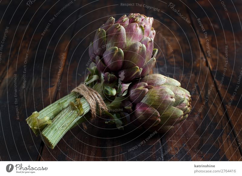 Rohe italienische Artischocke Gemüse Ernährung Vegetarische Ernährung Diät Holz frisch natürlich grün roh purpur reif rustikal Lebensmittel Gesundheit Zutaten