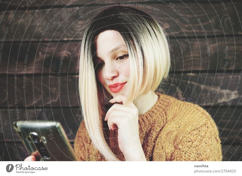 Blonde Frau mit ihrem Handy Lifestyle elegant Haare & Frisuren Arbeit & Erwerbstätigkeit Business Telefon PDA Technik & Technologie Unterhaltungselektronik