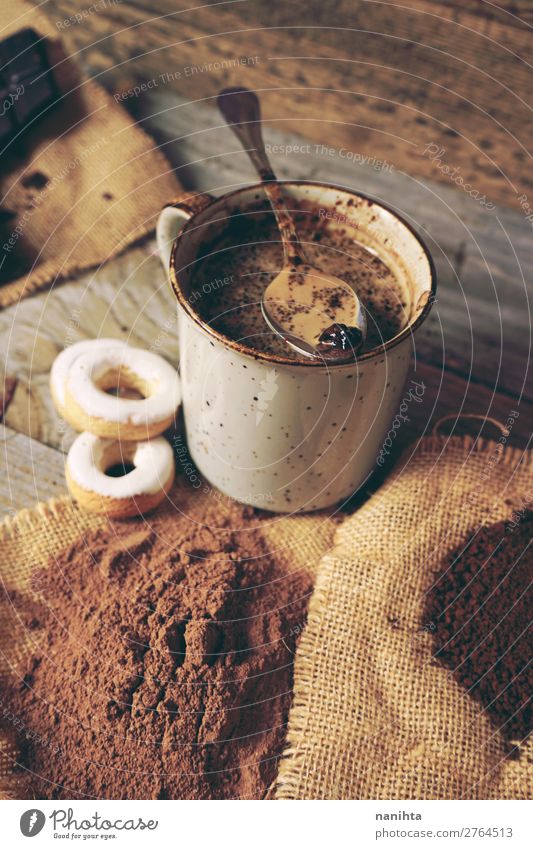 Frühstück mit heißer Schokolade und traditionellen Süßigkeiten Teigwaren Backwaren Ernährung Getränk Heißgetränk Kakao Kaffee Tasse Löffel Winter Tisch Herbst