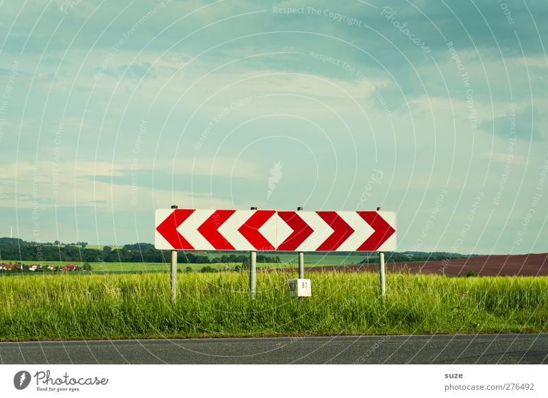 Die Richtung stimmt schon mal grob Sommer Umwelt Natur Landschaft Himmel Schönes Wetter Wiese Feld Verkehr Verkehrswege Straße Wege & Pfade Verkehrszeichen