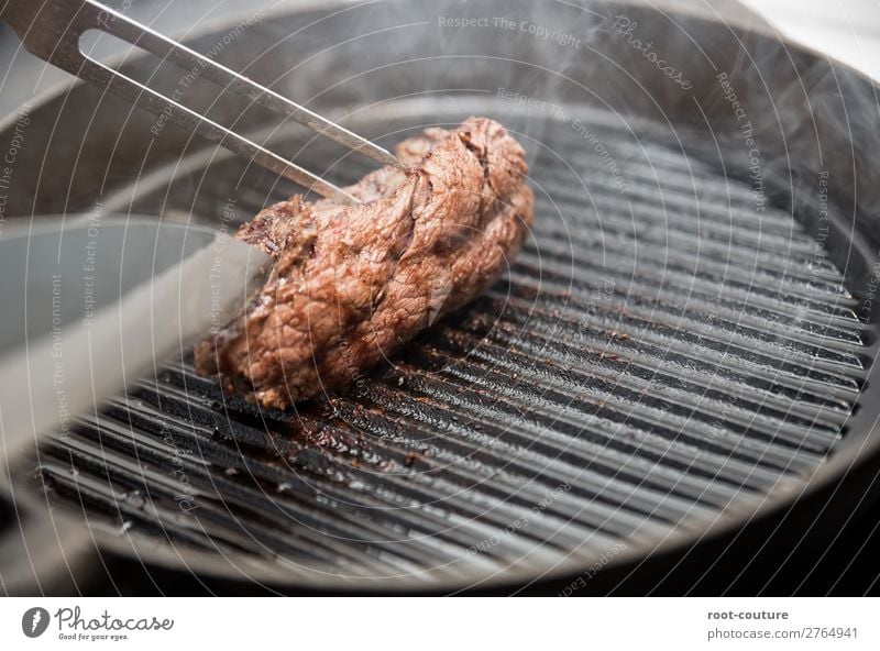 Steak in der Pfanne Lebensmittel Fleisch Ernährung Essen Mittagessen Abendessen Bioprodukte Restaurant Grill Appetit & Hunger Essen zubereiten grillen