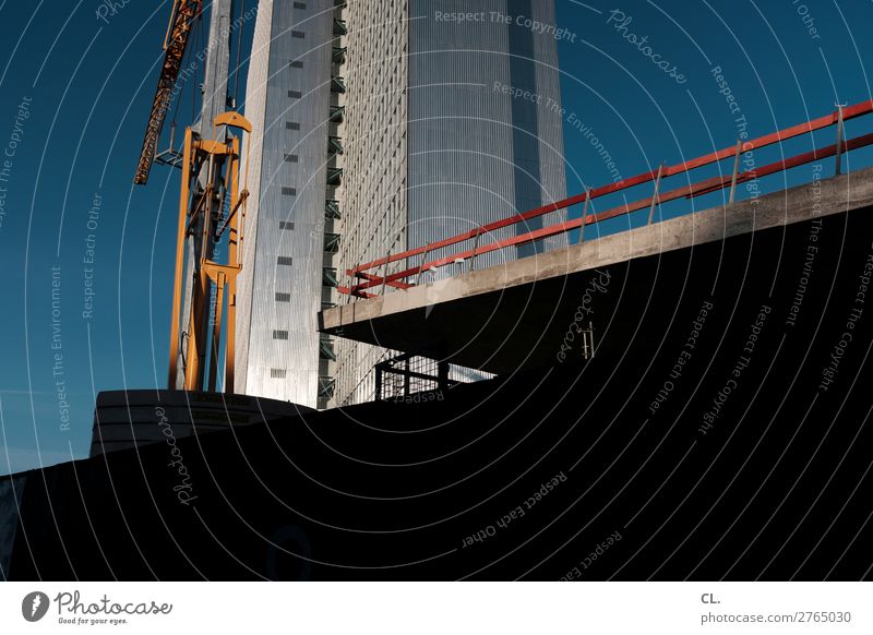 schaustelle baustelle Arbeit & Erwerbstätigkeit Baustelle Wolkenloser Himmel Schönes Wetter Düsseldorf Stadt Stadtzentrum Menschenleer Hochhaus Bauwerk Gebäude
