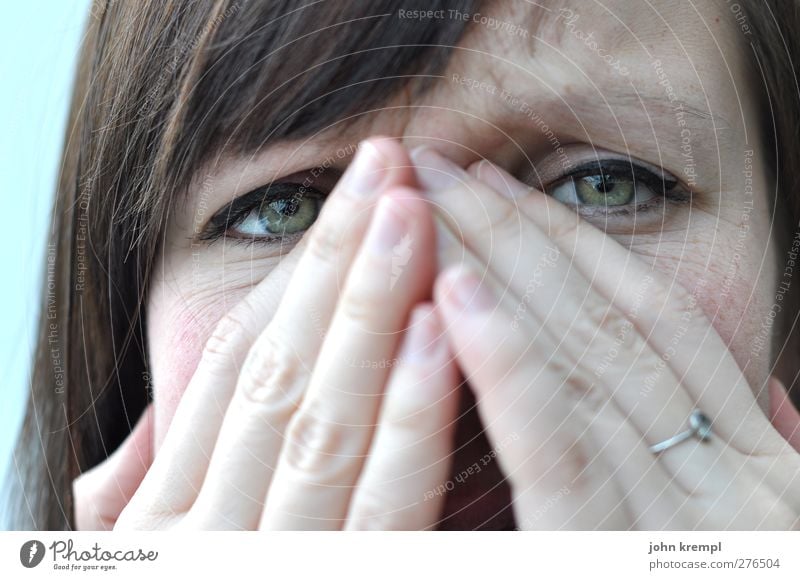 Es ist ein Schlumpf entsprungen feminin Junge Frau Jugendliche Auge Hand 1 Mensch 18-30 Jahre Erwachsene Blick Traurigkeit weinen Sorge Trauer Liebeskummer