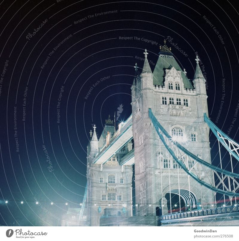 Stadtliebe. London Hauptstadt Brücke Bauwerk Architektur Sehenswürdigkeit Wahrzeichen Denkmal Tower Bridge dunkel groß historisch viele Farbfoto Außenaufnahme