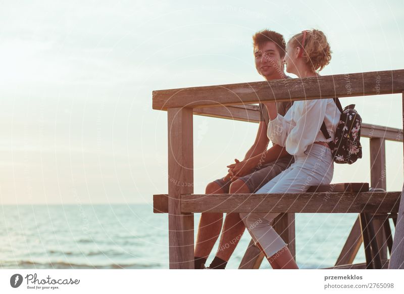 Ein paar junge Frauen und Männer sitzen auf einem Pier über dem Meer. Lifestyle Freude Glück Freizeit & Hobby Ferien & Urlaub & Reisen Sommer Mensch Junge Paar