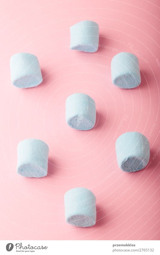 Blaue Marshmallows auf schlichtem rosa Hintergrund Dessert Süßwaren Ernährung Essen Diät Design Tisch hell lecker blau Farbe Kreativität Bonbon farbenfroh flach