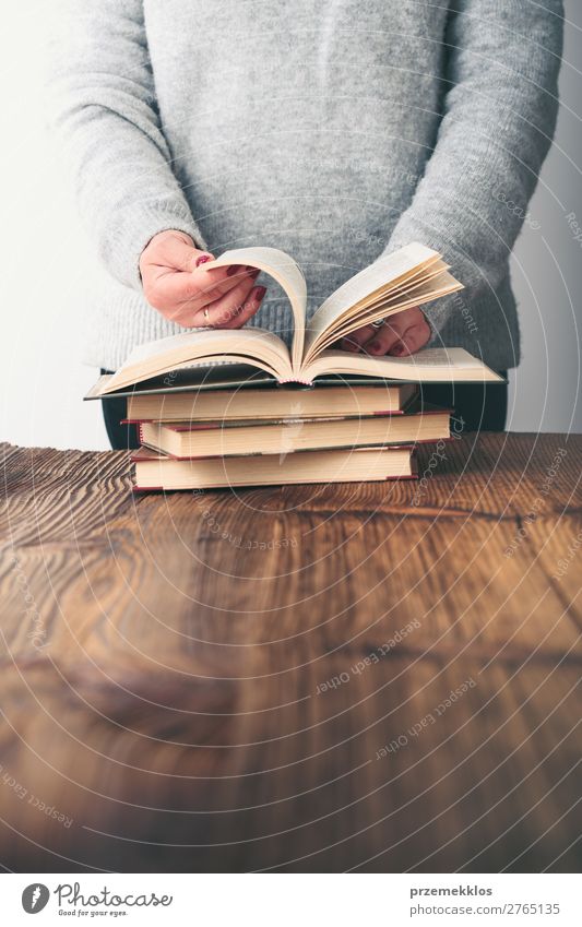 Frau blättert Seiten des Buches auf dem Tisch im Antiquariat um. Lifestyle kaufen Erholung Freizeit & Hobby lesen Schule lernen Mensch Erwachsene Jugendliche 1