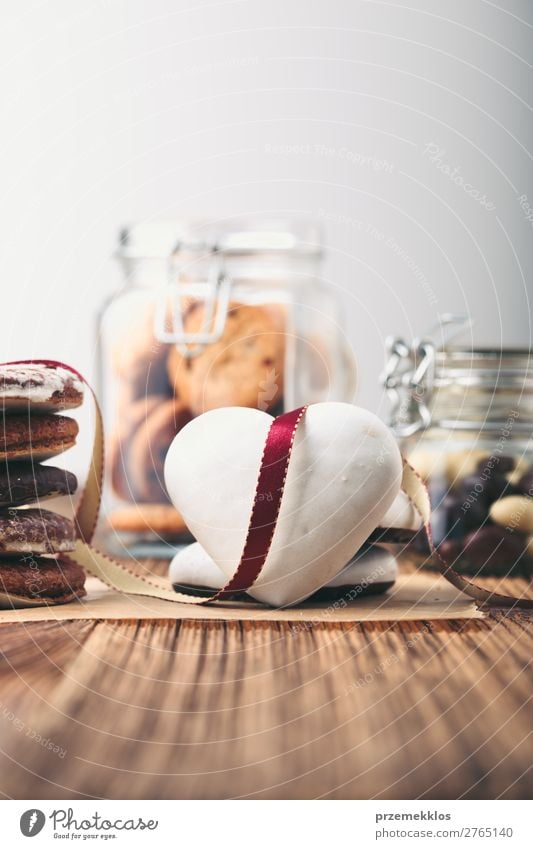 Lebkuchenplätzchen, Süßigkeiten, Kuchen in Gläsern auf Holztisch Dessert Süßwaren Ernährung Essen Diät Lifestyle Tisch Herz genießen lecker braun backen