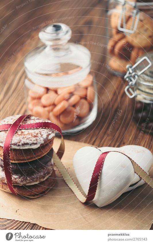 Lebkuchenplätzchen, Süßigkeiten, Kuchen in Gläsern auf Holztisch Dessert Ernährung Essen Diät Lifestyle Tisch Herz genießen lecker braun backen Bäckerei Biskuit