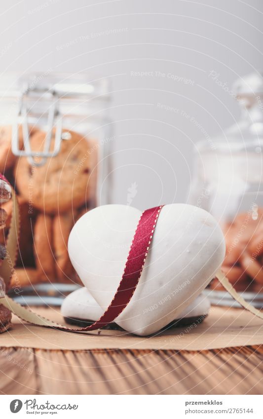 Lebkuchenplätzchen, Süßigkeiten, Kuchen in Gläsern auf Holztisch Dessert Ernährung Essen Diät Lifestyle Tisch Herz genießen lecker braun backen Bäckerei Biskuit