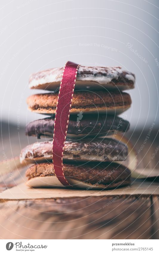 Ein paar Lebkuchenkekse in rotes Band gehüllt Frohe Weihnachten Kuchen Dessert Ernährung Essen Diät Tisch Schnur genießen lecker braun backen Bäckerei Biskuit