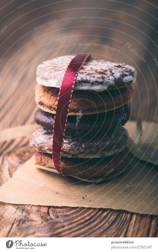 Ein paar Lebkuchenkekse in rotes Band gehüllt Frohe Weihnachten Kuchen Dessert Ernährung Essen Diät Tisch Schnur genießen lecker braun backen Bäckerei Biskuit