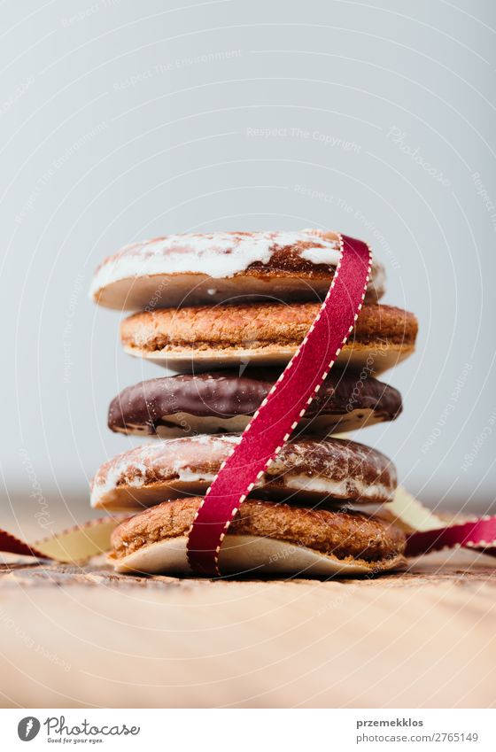 Ein paar Lebkuchenkekse in rotes Band gehüllt Frohe Weihnachten Kuchen Dessert Ernährung Essen Diät Tisch Schnur genießen lecker braun backen Bäckerei Biskuit