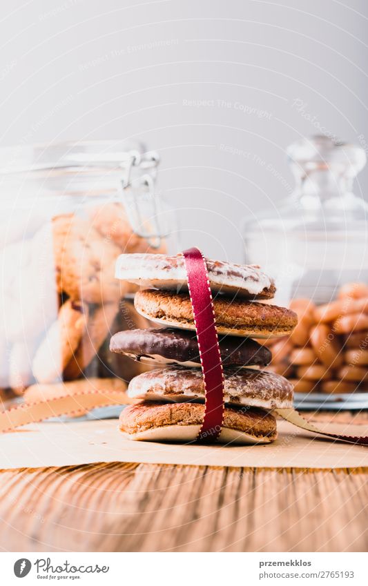 Lebkuchenkekse, Süßigkeiten, Süßigkeiten in Gläsern auf Holztisch Kuchen Dessert Ernährung Essen Diät Lifestyle Tisch genießen lecker braun backen Bäckerei