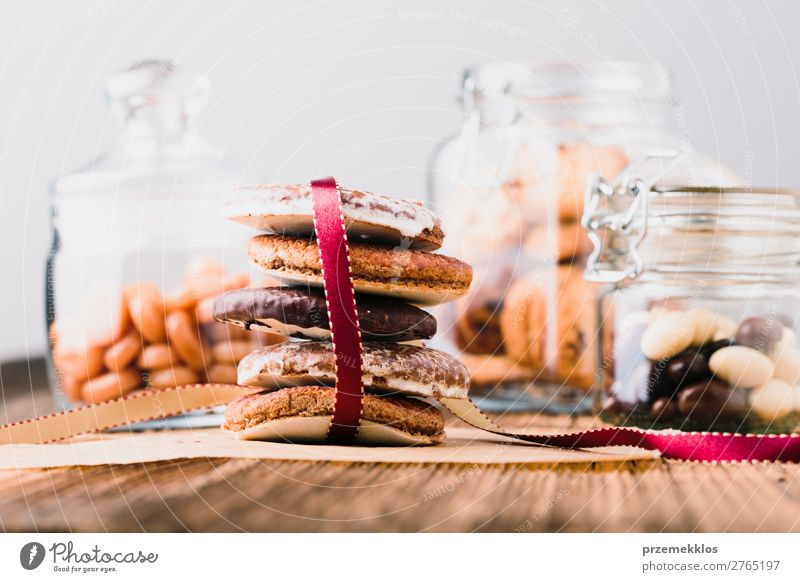 Lebkuchenkekse, Süßigkeiten, Süßigkeiten in Gläsern auf Holztisch Dessert Ernährung Essen Diät Lifestyle Tisch genießen lecker braun backen Bäckerei Biskuit