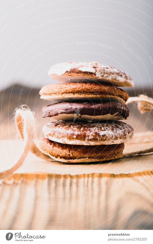 Ein paar Lebkuchenplätzchen in Band gewickelt auf einem Holztisch. Dessert Ernährung Essen Diät Lifestyle Tisch Schnur genießen lecker braun backen Bäckerei