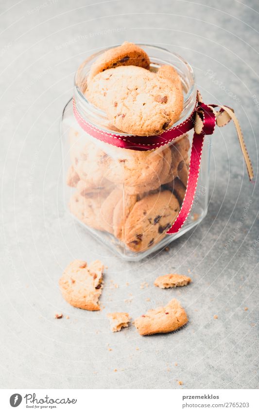 Großes Glas gefüllt mit Haferkeksen auf dem Tisch stehend Kuchen Dessert Ernährung Essen Diät Lifestyle genießen lecker backen Bäckerei Biskuit Schokolade Keks