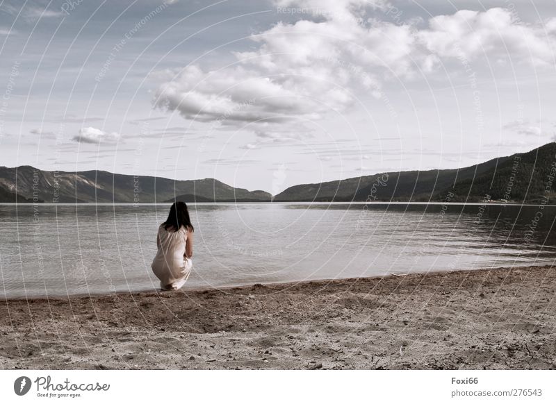 Einklang harmonisch Wohlgefühl Erholung ruhig Sommer Berge u. Gebirge feminin Frau Erwachsene Körper 1 Mensch Landschaft Sand Wasser Himmel Wolken Wellen