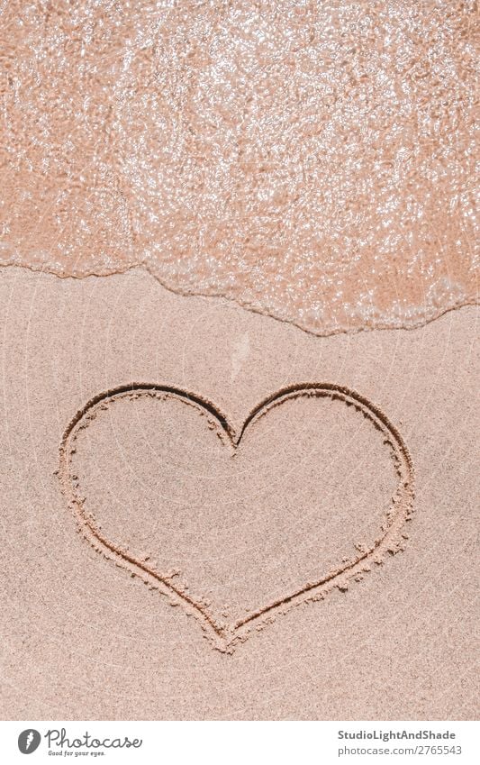 Ozeanwelle und Herz auf den Sand gezeichnet Strand Valentinstag Kunst Natur Küste Linie Liebe zeichnen einfach Gefühle Leidenschaft Romantik Farbe winken Wasser