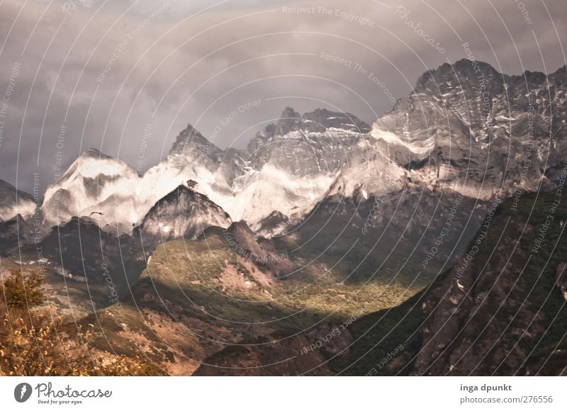 Berge und Täler Umwelt Natur Landschaft Pflanze Urelemente Gewitterwolken Wetter Unwetter Felsen Berge u. Gebirge Gipfel Schlucht China Yunnan außergewöhnlich