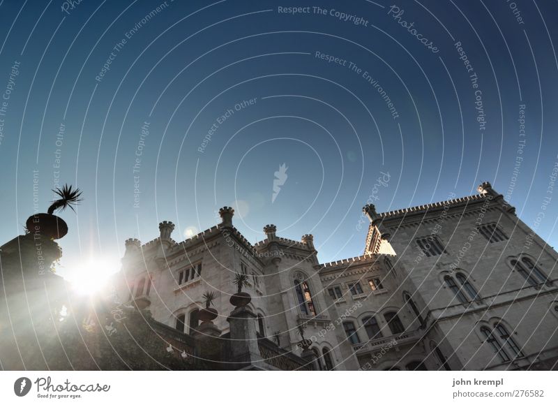 Liebe zum Meer Himmel Wolkenloser Himmel Italien Burg oder Schloss Bauwerk Gebäude Architektur Fassade leuchten ästhetisch Bekanntheit elegant groß historisch