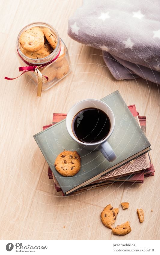 Ein paar Bücher mit Tasse Kaffee und Keksen auf Holzboden Dessert Ernährung Essen Diät Becher Lifestyle Erholung Freizeit & Hobby lesen Buch genießen lecker