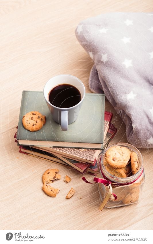 Ein paar Bücher mit Tasse Kaffee und Keksen auf Holzboden Dessert Ernährung Essen Diät Becher Lifestyle Erholung Freizeit & Hobby lesen Buch genießen lecker