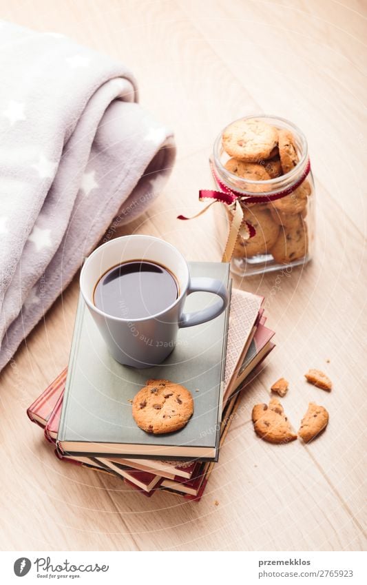 Ein paar Bücher mit Tasse Kaffee und Keksen auf Holzboden Dessert Ernährung Essen Diät Becher Lifestyle Erholung Freizeit & Hobby lesen Tisch Buch genießen