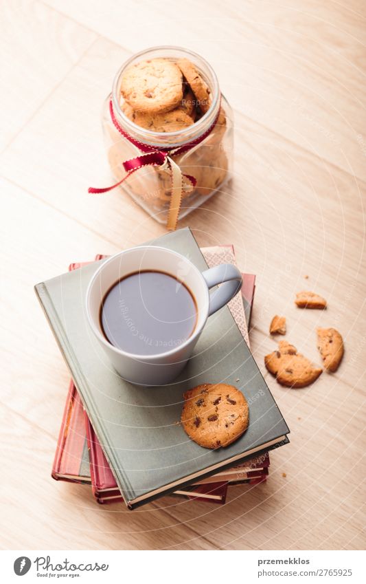 Ein paar Bücher mit Tasse Kaffee und Keksen auf Holzboden Dessert Ernährung Essen Diät Becher Lifestyle Erholung Freizeit & Hobby lesen Tisch Buch genießen