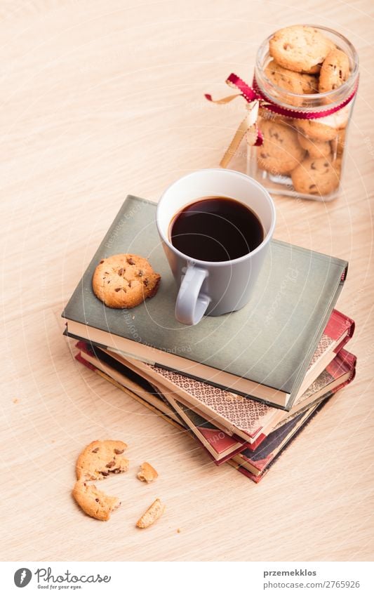 Ein paar Bücher mit Tasse Kaffee und Keksen auf Holzboden Dessert Ernährung Essen Diät Becher Lifestyle Erholung Freizeit & Hobby lesen Tisch Buch genießen