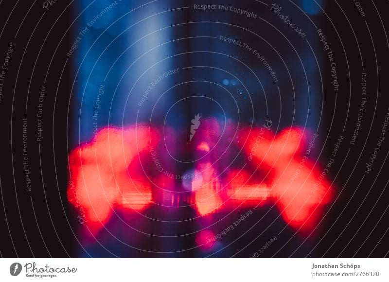 rote Laserstrahlen im Bokeh Sci-fi Hintergrund Außerirdischer Unschärfe Computer Glas Grafische Darstellung Hintergrundbild Informationstechnologie Kristalle