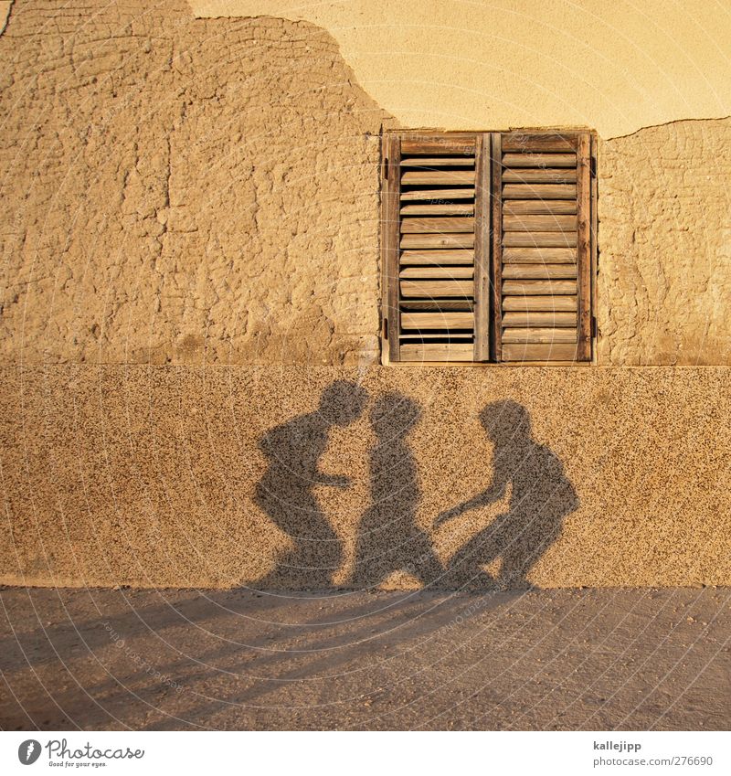 christiano, lionel und mesut Freizeit & Hobby Spielen Haus Mensch Junge 3 Fensterladen Fassade Putzfassade Kinderspiel Farbfoto Außenaufnahme Licht Schatten