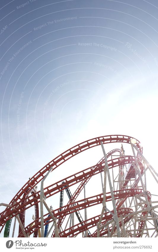 höhenflug! Hamburger Dom Sehenswürdigkeit hell blau rot weiß Jahrmarkt Achterbahn Farbfoto Gedeckte Farben Menschenleer Textfreiraum oben Sonnenlicht Gegenlicht