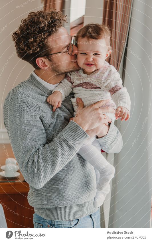 Mann mit Kind am Fenster stehen Vater auf Händen Hotel Raum heimwärts Innenarchitektur Möbel Wohnung Design bequem Geborgenheit Zeitgenosse Stil Haus Erholung