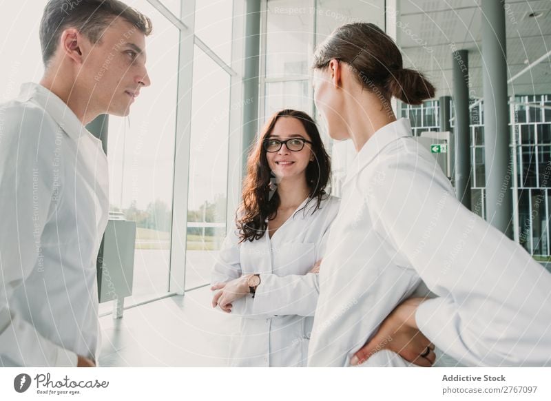 Menschen in Weiß in der Halle Labor Arbeit & Erwerbstätigkeit Wissenschaften Mann Frau Gebäude modern Zeitgenosse forschen Wissenschaftler Medikament Chemie