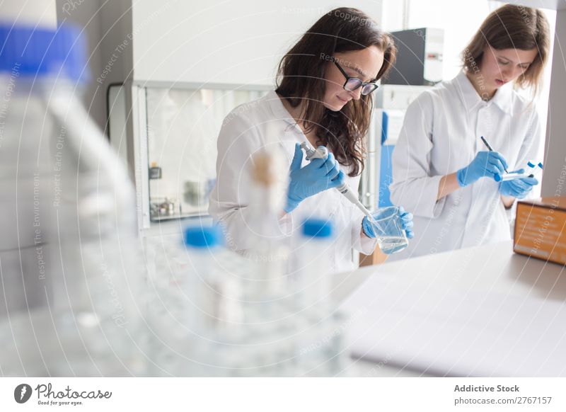 Frau hält Flasche im Labor. Arbeit & Erwerbstätigkeit Wissenschaften Erlenmeyerkolben Glas forschen Wissenschaftler Medikament Chemie Technik & Technologie