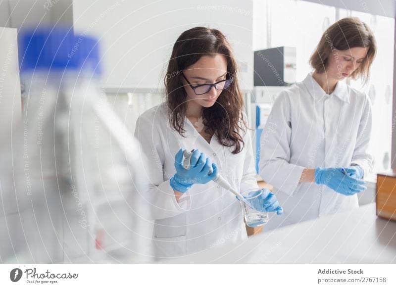 Frau hält Flasche im Labor. Arbeit & Erwerbstätigkeit Wissenschaften Erlenmeyerkolben Glas forschen Wissenschaftler Medikament Chemie Technik & Technologie