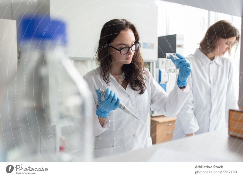 Frau hält Flasche im Labor. Arbeit & Erwerbstätigkeit Wissenschaften Erlenmeyerkolben Glas forschen Wissenschaftler Medikament Chemie Technik & Technologie