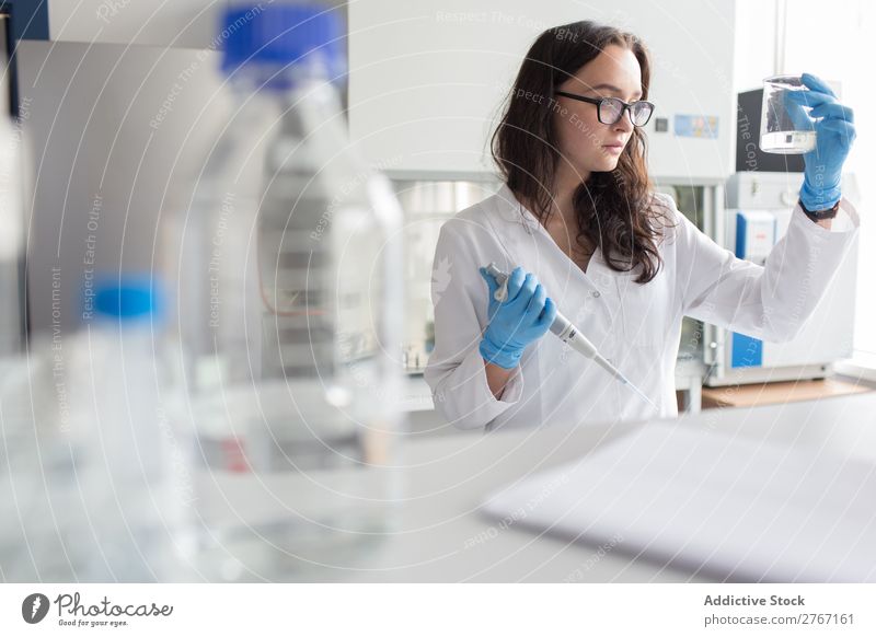 Frau hält Flasche im Labor. Arbeit & Erwerbstätigkeit Wissenschaften Erlenmeyerkolben Glas forschen Wissenschaftler Medikament Chemie Technik & Technologie