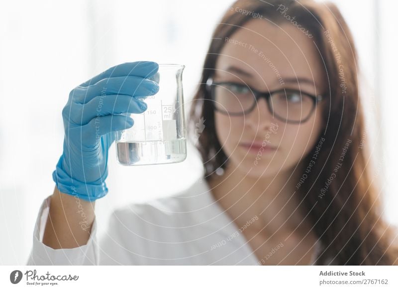 Frau hält Flasche im Labor. Arbeit & Erwerbstätigkeit Wissenschaften Erlenmeyerkolben Glas forschen Wissenschaftler Medikament Chemie Technik & Technologie