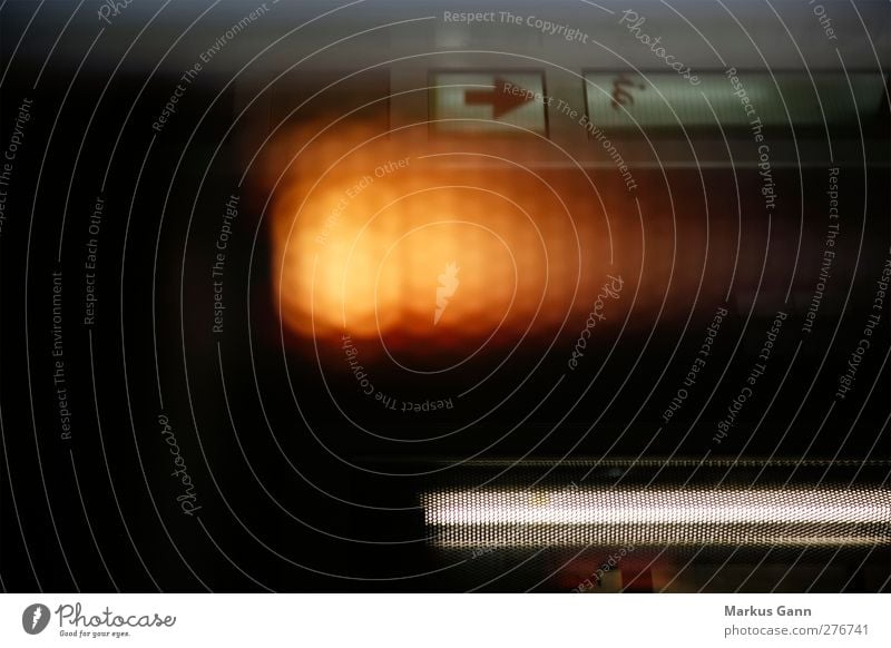 Glühen Kunst hell orange schwarz heiß Licht Lichterscheinung Lichtschein glühen Wärme dunkel Pfeile Neonlicht Farbfoto Innenaufnahme Detailaufnahme Experiment
