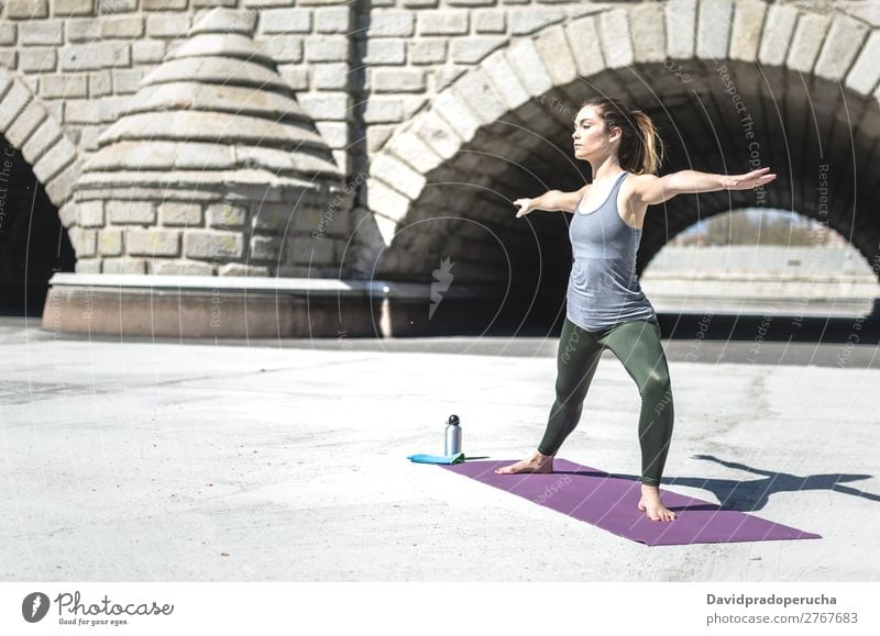 Frau macht Yoga und pilates outdoor mit ihrer Matte Lifestyle schön Körper Erholung Meditation Sport Mensch Erwachsene Natur Wärme Park brünett Fitness Lächeln