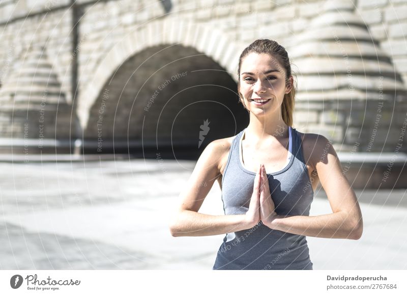 Frau macht Yoga und pilates outdoor mit ihrer Matte Lifestyle schön Körper Erholung Meditation Sport Mensch Erwachsene Natur Wärme Park brünett Fitness Lächeln