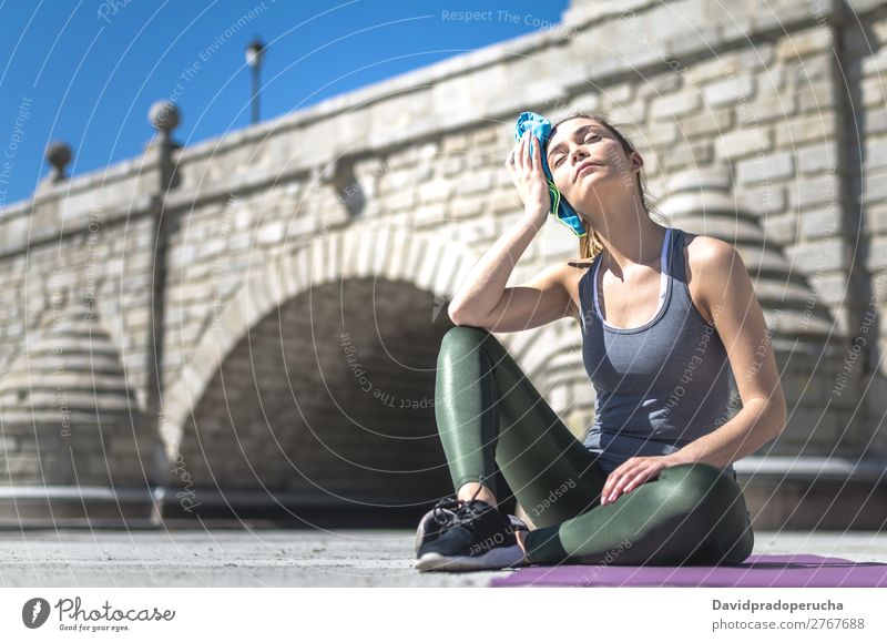 Frau ruht sich aus und trinkt Wasser mit Handtuch nach dem Training. Lifestyle schön Körper Erholung Meditation Sport Yoga Mensch Erwachsene Natur Wärme Park