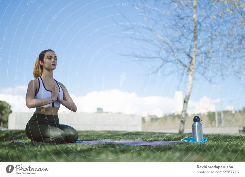 Frau macht Yoga und pilates outdoor mit ihrer Matte Lifestyle schön Körper Erholung Meditation Sport Mensch Erwachsene Natur Wärme Park brünett Fitness Lächeln