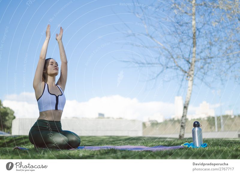 Frau macht Yoga und pilates outdoor mit ihrer Matte Lifestyle schön Körper Erholung Meditation Sport Mensch Erwachsene Natur Wärme Park brünett Fitness Lächeln