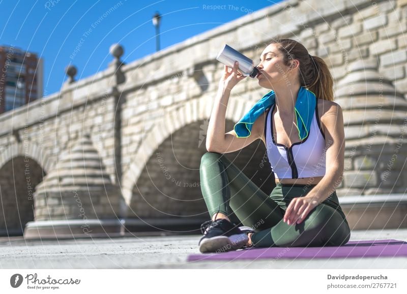 Frau ruht sich aus und trinkt Wasser mit Handtuch nach dem Training. Lifestyle schön Körper Erholung Meditation Sport Yoga Mensch Erwachsene Natur Wärme Park