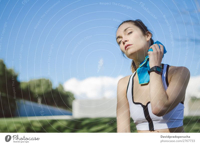 Frau ruht sich aus, entspannt sich nach dem Training mit Handtuch. Lifestyle schön Körper Erholung Meditation Sport Yoga Mensch Erwachsene Natur Wärme Park