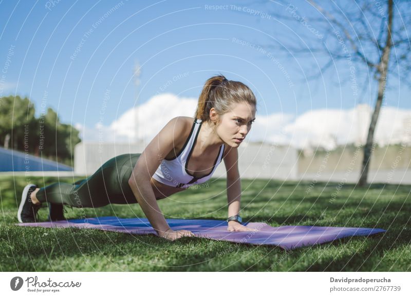 fit gesunde Frau, die gerne Sport treibt und trainiert. Lifestyle schön Körper Wellness Erholung Meditation Yoga Mensch Erwachsene Natur Wärme Park brünett